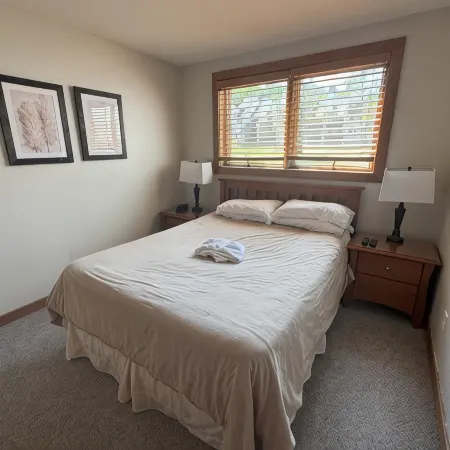SUNRISE 3BR - 2 Story Remodeled Condo - SKI ON & OFF. Pool + Trailside