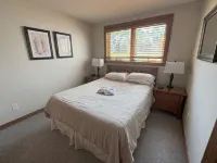 SUNRISE 3BR  - 2 Story Remodeled Condo -  SKI ON & OFF. Pool + Trailside