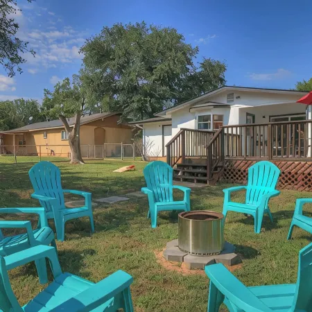 Elegant and Stylish Glenmoor Abode - 5 Min to Town