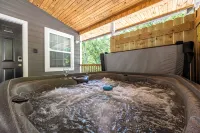 PRIVATE! 2 Miles To PF! Charming 4BR Farmhouse w/Hot Tub, PT, Fire Pit & VIEWS! - Farmhouses