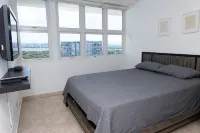 Beautiful 3 bedroom sub-penthouse beachfront Apt - balcony