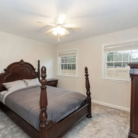 Family Retreat - 3-bedroom unit with NEW Pool, WiFi and AC in North Durham
