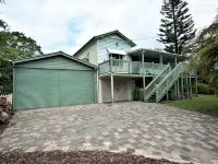 Family Home  - Pets welcome .  15km to Australia Zoo, 20km to amazing beaches. Hotels in Maleny