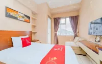 RedLiving Apartemen Easton Park Jatinangor - Rajes Room - Pools