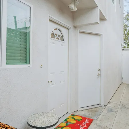 Cheerful 2 Bedroom Steps to the Sand