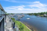 Waterfront 2-bdrm townhome with WiFi, AC, walking distance to EGAD food & shops