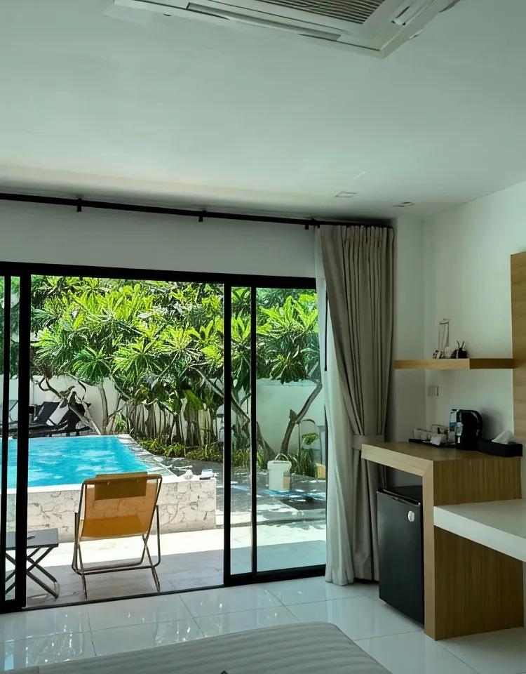 ห้องดีลักซ์ เตียงใหญ่ พร้อมทางลงสระว่ายน้ำ