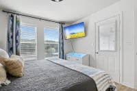 Waterfront Cozy Cove Retreat - Loto Escape, Remodeled Comfort, Close to the Fun - Wifi