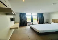 Coastline Hotel - parkir