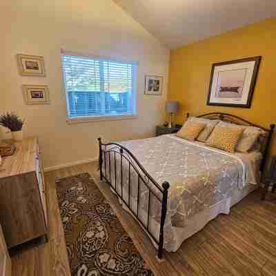 Location! Walk To Downtown And Old Mill - One Bedroom One Block From The River Rooms