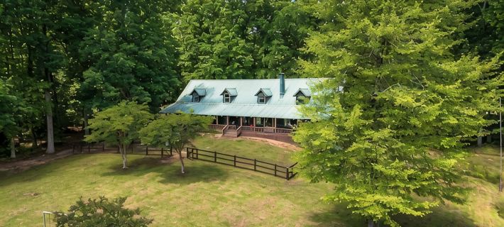 Cabin on 35 acres w/private lake for fishing, fenced yard, hot tub, pool table Ξενοδοχεία στην πόλη Henry County