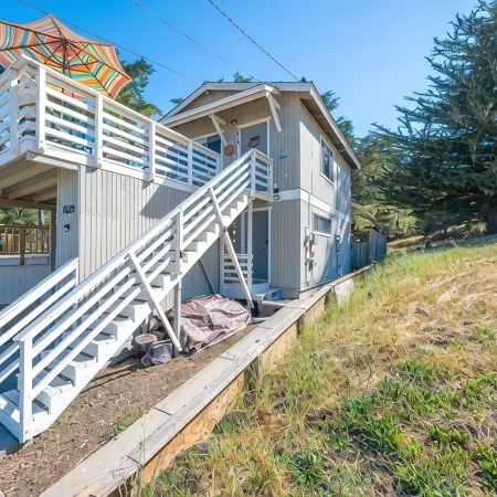 Cozy Cambria Cottage/Firepit/EVCharger/Beach Vibe/King Bed