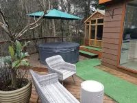 Relaxing couples getaway with hot tub Congleton otelleri