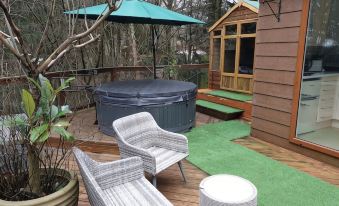 Relaxing couples getaway with hot tub