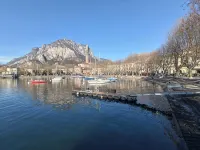 Charming apartment 3 bedrooms, 5 minutes walk from lake and train station Hotels in Lecco