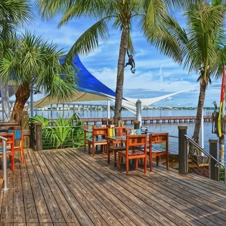 2Br First Floor. Walk to Downtown Stuart and Walk Riverfront Park.