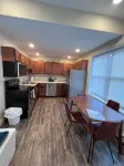 Tiny Home, Spa Next Door, Deck, Walk to Farmers Market