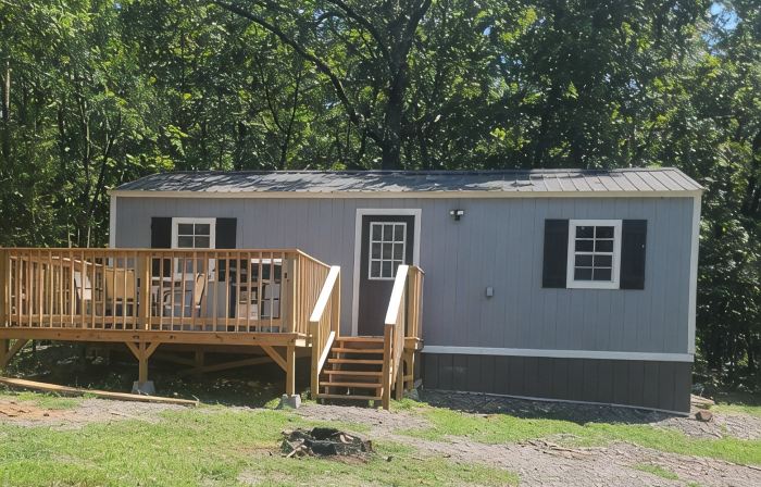 Cute little costal cabin.  One mile from Lake Tenkiller.  Private Spa/Hot Tub