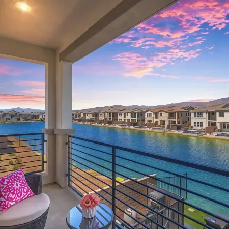 Lakefront Luxury Villa 4 bedroom+loft with Pool
