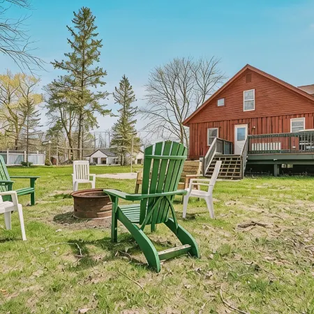 Lake Michigan views! Complimentary housekeeping with monthly stays Mar-Apr. Отели в г. Ту Риверс