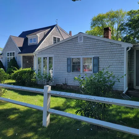 Walk to 3 beaches, downtown docks/waterfront. Dog friendly. Includes Beach Pass