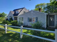 Walk to 3 beaches, downtown docks/waterfront. Dog friendly.  Includes Beach Pass