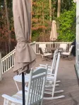 Beautiful Custom Home Overlooking Pond - de charme