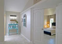 Vero Beach by Beach 8 Beds 2800 Sq Ft 11 Person Huge House Vaulted Ceilings - 3-Star