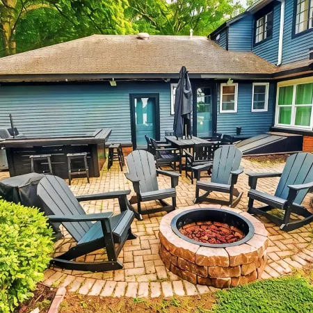Huge Lake House. Sleeps 8, 4 BDRM, 4.5 BTHs. Private Dock w/ Canoes & Kayaks!