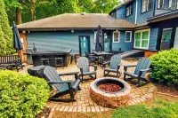 Huge Lake House. Sleeps 8, 4 BDRM, 4.5 BTHs. Private Dock w/ Canoes & Kayaks! - Wi-Fi