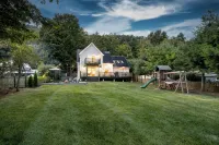 Lakefront Oasis 50mi from NYC. Direct Lake Access. Private Dock, Kayaks, Hot Tub