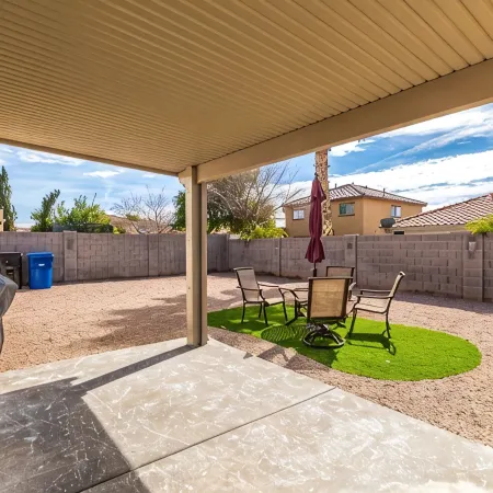Family-Friendly Luxury ~ 1-Level Remodel, King Suite, BBQ Pergola & Golf Nearby