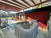 GUEST HOUSE "GROOVY" PRIVATE HOT TUB ON DECK, WIFI, ROKU.