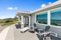 Stunning Oceanfront Property!  Newly Remodeled home with Incredible VIEWS - 3 ดาว