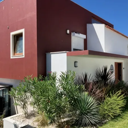 Large villa, private swimming pool, lagoon, beaches and 4 golf courses nearby