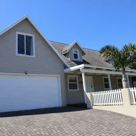 Stylish & Cozy House - 5min from the beach!