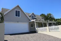 Stylish & Cozy House - 5min from the beach!