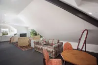 Spacious, quiet, private loft studio 7 minutes walk to Exeter village centre