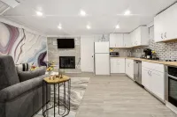 Stylish DU Apt. - Business Traveler - Sleeps 4 - Condos