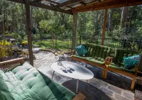Quirky 4-bedroom home with gardens, wildlife, privacy, peace - 4 mins to beaches - Wifi