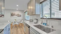 Beautiful Furnished 2 Bedroom w Fast Wi-Fi + Parking Space + Central DT Location - Homestays