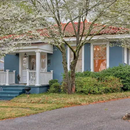 Beautiful 2bedroom cottage with full kitchen, dining area, laundry, 3 TVs, a/c