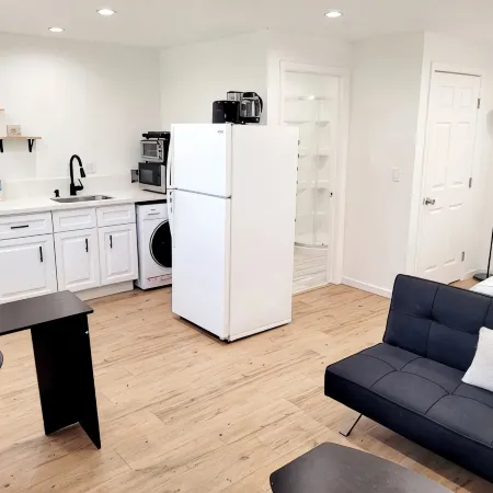 Cozy guest house close to Warner Brothers, Universal Studios, Burbank Airport