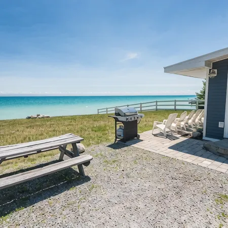Cozy Lakefront Cottage - Gorgeous Views of Lake Huron!