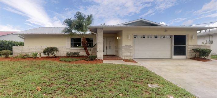 Spacious 3 BR 2 Bath  House On Deep Canal With Screened Heated Pool Hotels in Crystal River