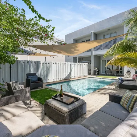 Poolside Sanctuary 4B 4B Heated Pool ,Jacuzzi 1Gb Internet.