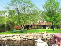 Beautiful 5 bedroom Waterfront House w/skiing/snowboarding/snow mobile path near - Homestays