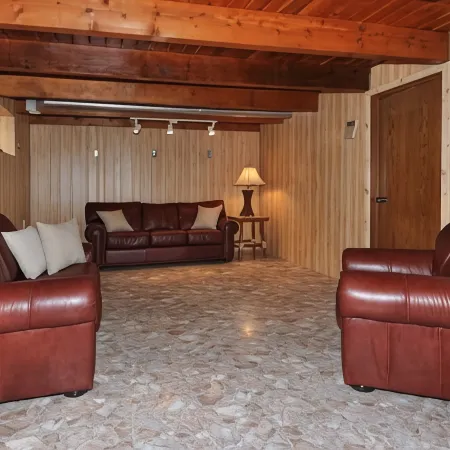 Beautiful Remodeled 5 Bedroom 3000 sq ft Cabin in the Iconic Vivian Park Area