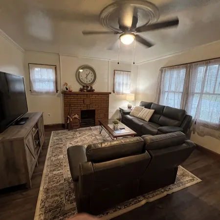 That's Amore! - Cozy 2-bedroom apartment in charming Steubenville with WiFi, AC