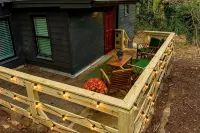 Cozy 2 BR bungalow, moody design, walk to square - 4 stjerner
